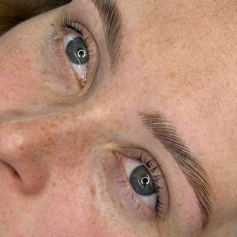 Nahaufnahme von gestylten Brauen und geschwungenen Wimpern