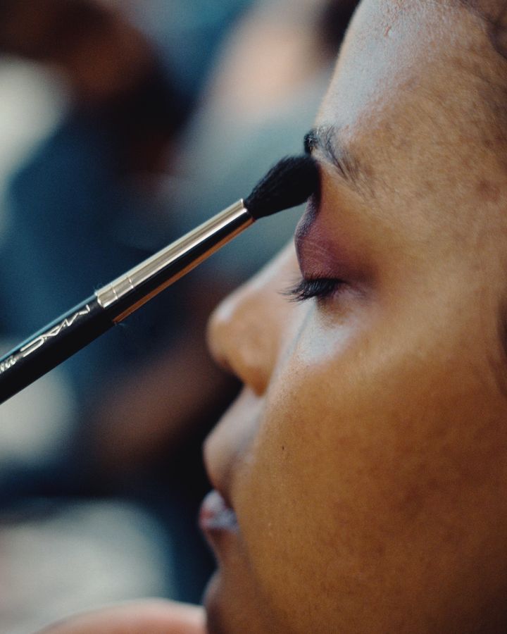 Make-up-Pinsel am Augenlid eines Models, Nahaufnahme im Profil