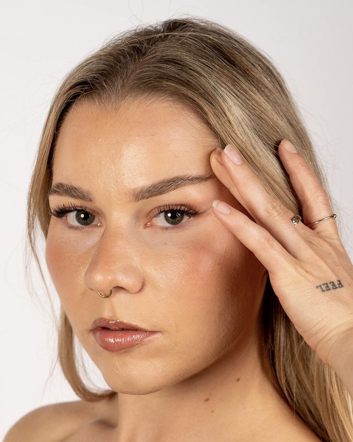 Porträt einer Frau mit definierten Brauen und natürlichem Make-up